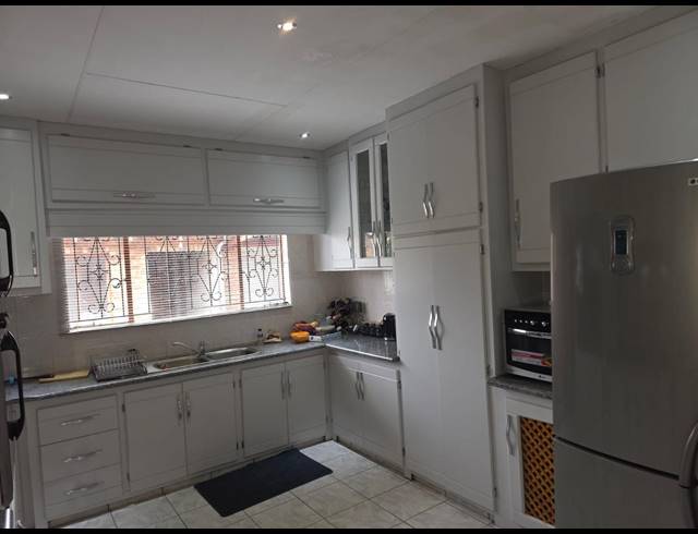 3 BEDROOM HOUSE FOR SALE IN FLORA PARK
